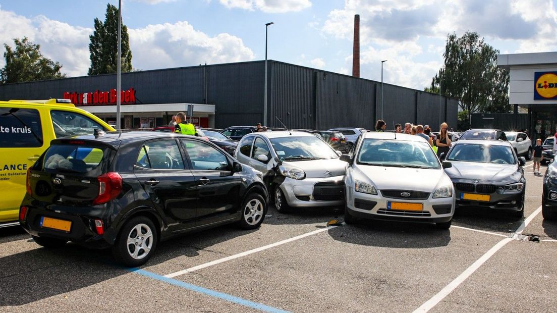 De beschadigde auto's in Apeldoorn.