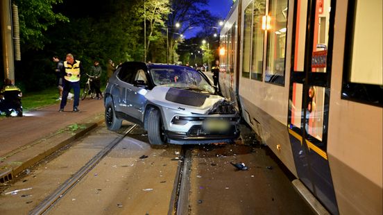 Enorme ravage na aanrijding tussen auto en tram. Enorme ravage na aanrijding tussen auto en tram.
