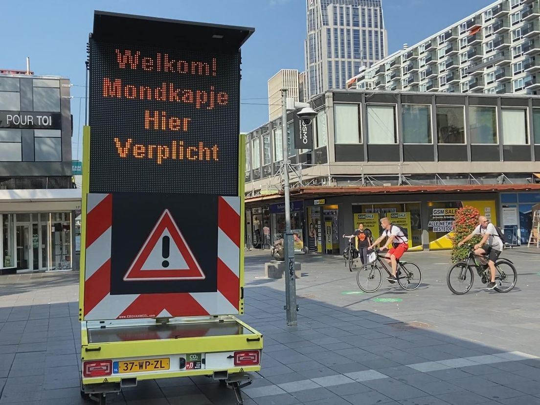 Op de Lijnbaan in Rotterdam is het dragen van een mondkapje verplicht