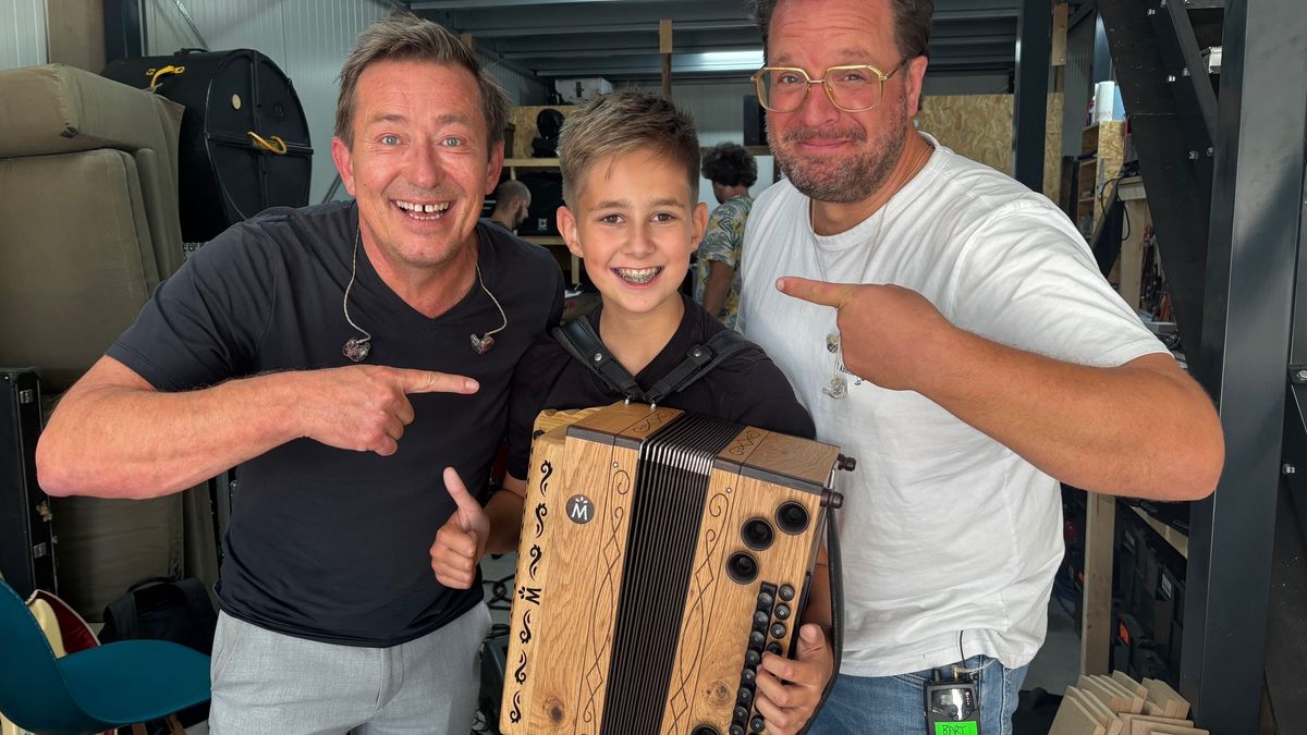 Sepp (12) uit Valkenburg mag accordeon spelen tijdens optreden Träcksäck in Grenswerk