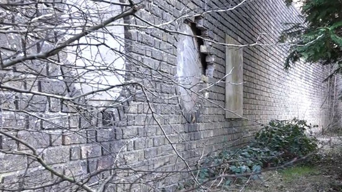 Eigenaar Roderick Zoons van camping De Goudsberg in Lunteren heeft bij de gemeente Ede gemeld dat hij van plan is de Muur van Mussert op zijn terrein te slopen.