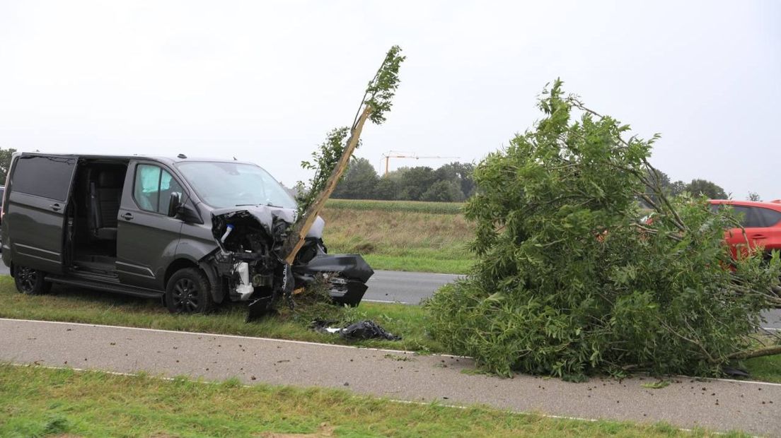 De bus raakte flink beschadigd door de aanrijding