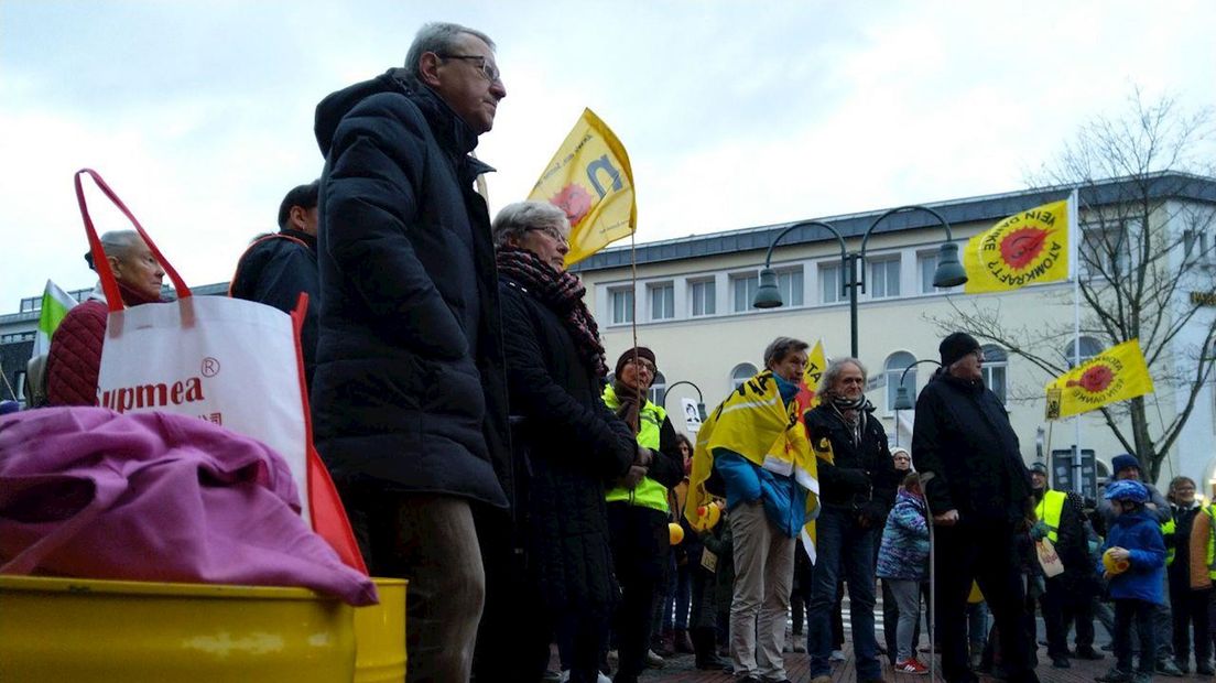 Tientallen mensen protesteren in Lingen tegen kerncentrale