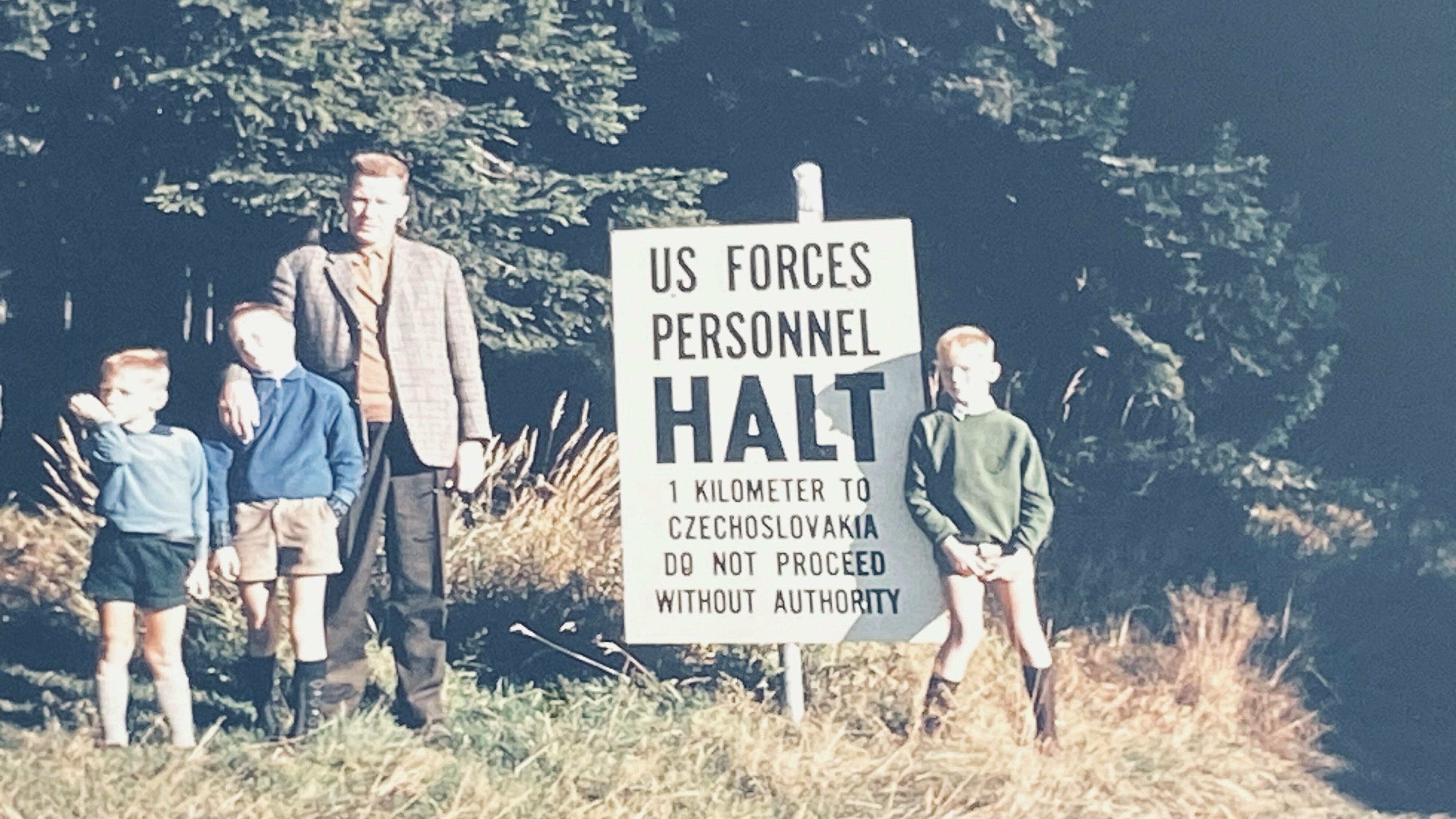 In jeugdfoto fan Arjen Mintjes út 1969. Hjir stiet hy mei syn heit en broerkes flakby it Izeren Gerdyn