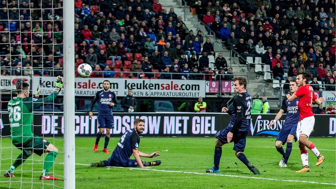 Van Overeem schiet de 2-0 binnen
