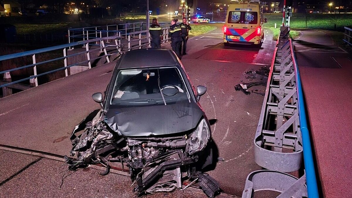 Botsing auto tegen brug bij Wergea zorgt voor veel schade