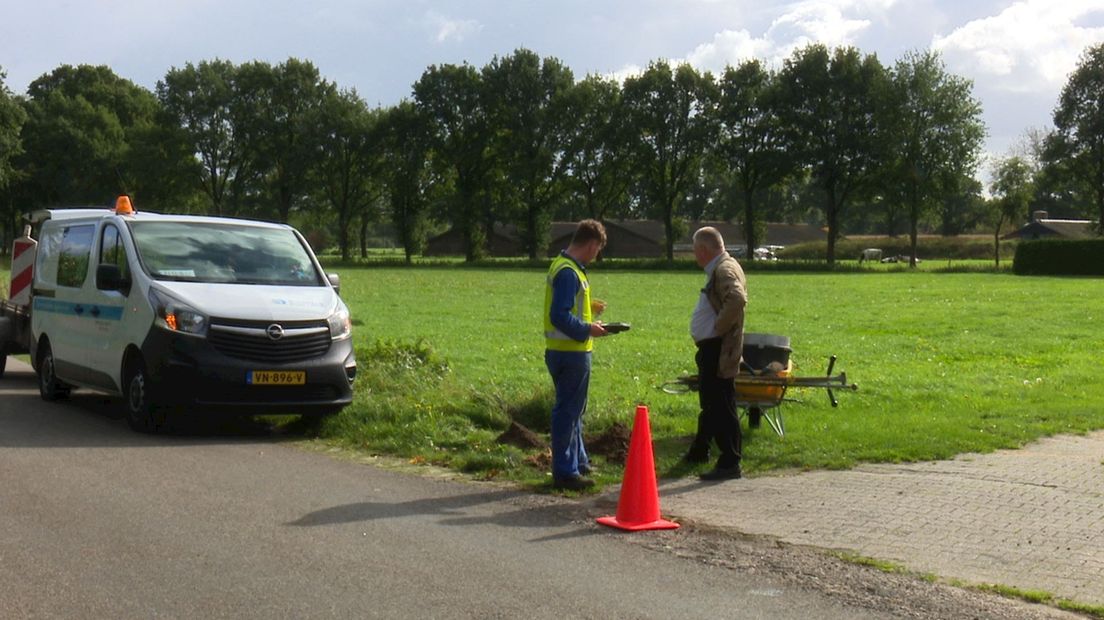 De gemeente onderzoekt alsnog de berm van de Otmansweg in Ommen