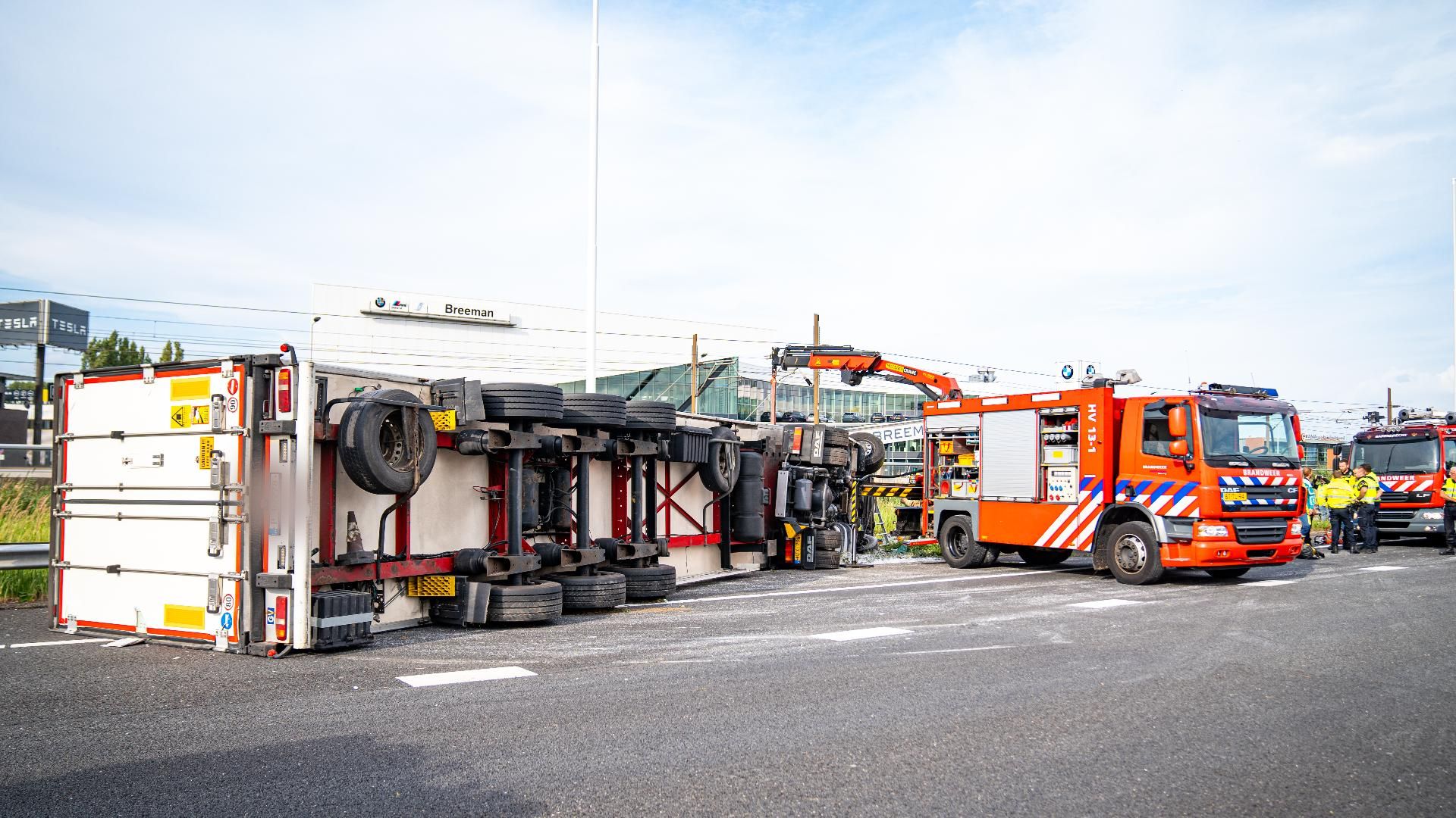 Vrachtwagenchauffeur Overlijdt Na Ernstig Ongeluk Op A15, Inzittenden ...