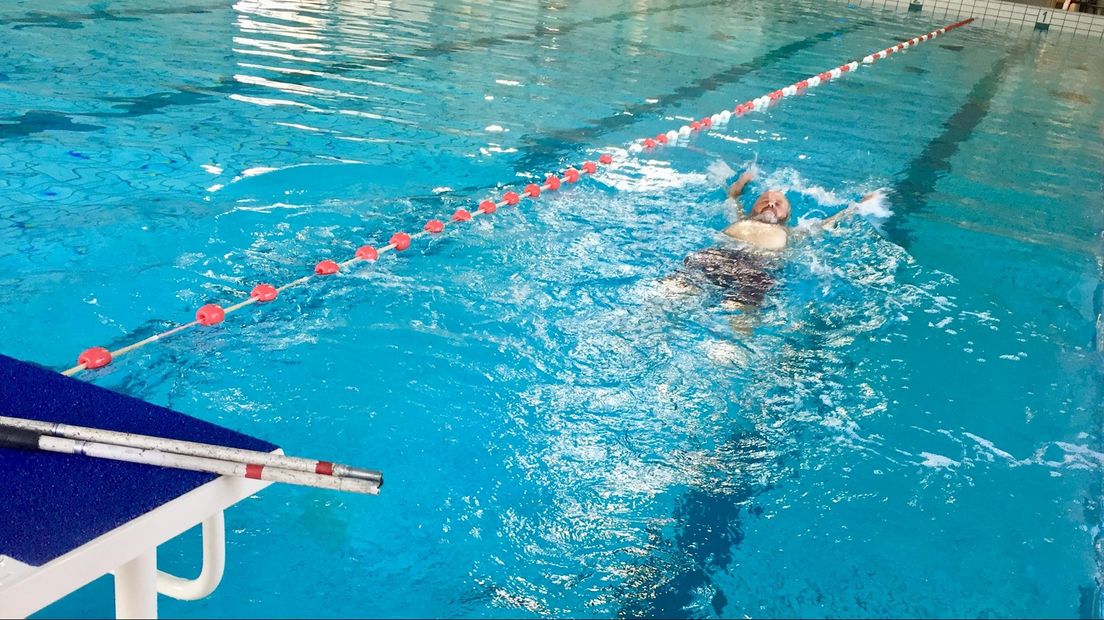 Één van de vele zwemtrainingen van Henk van der Sar