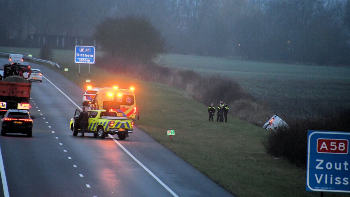 Busje belandt in sloot op A58 bij Oost-Souburg
