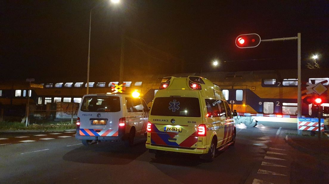 Een NS-trein staat stil bij Tynaarlo na een aanrijding op het spoor.