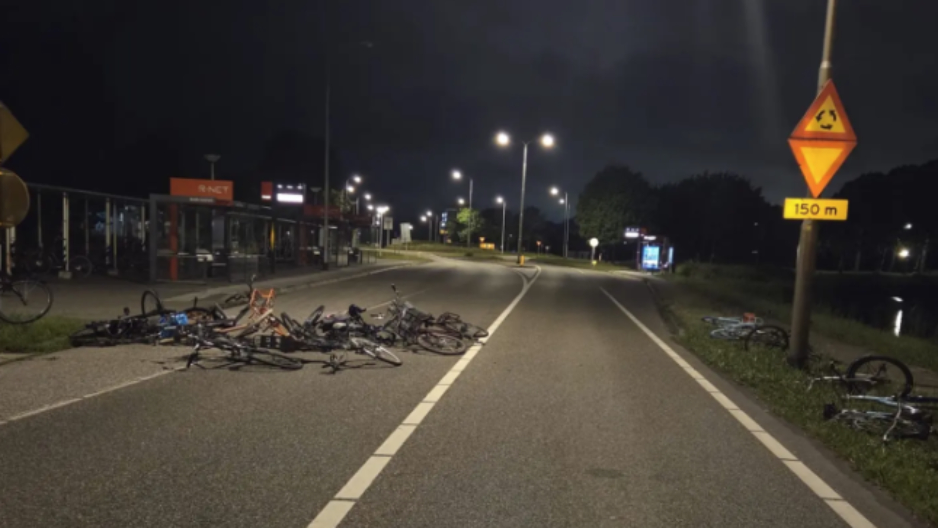 In de afgelopen weken zijn meermaals fietsen op de weg gegooid.