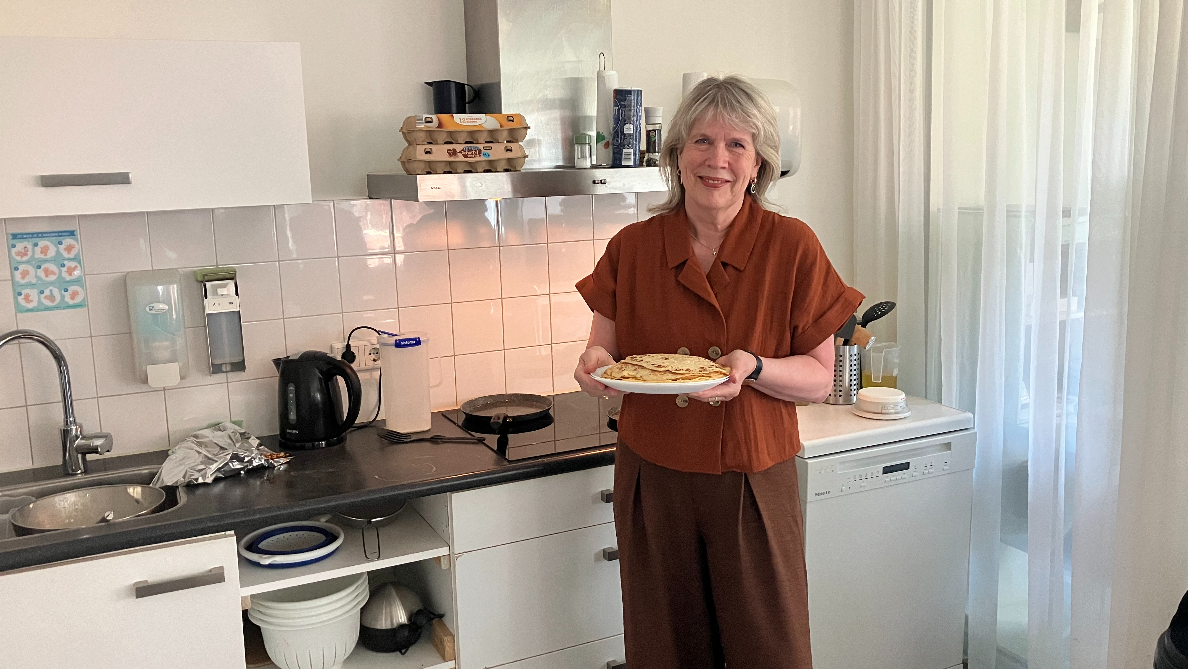 Ingrid bakt iedere dinsdag pannenkoeken in het Logeerhuis De Buren
