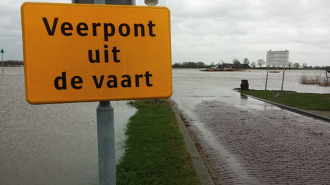 De veerponten tussen Veessen en Wijhe en tussen Dieren en Olburgen zijn sinds donderdag uit de vaart vanwege het hoge water in de IJssel.