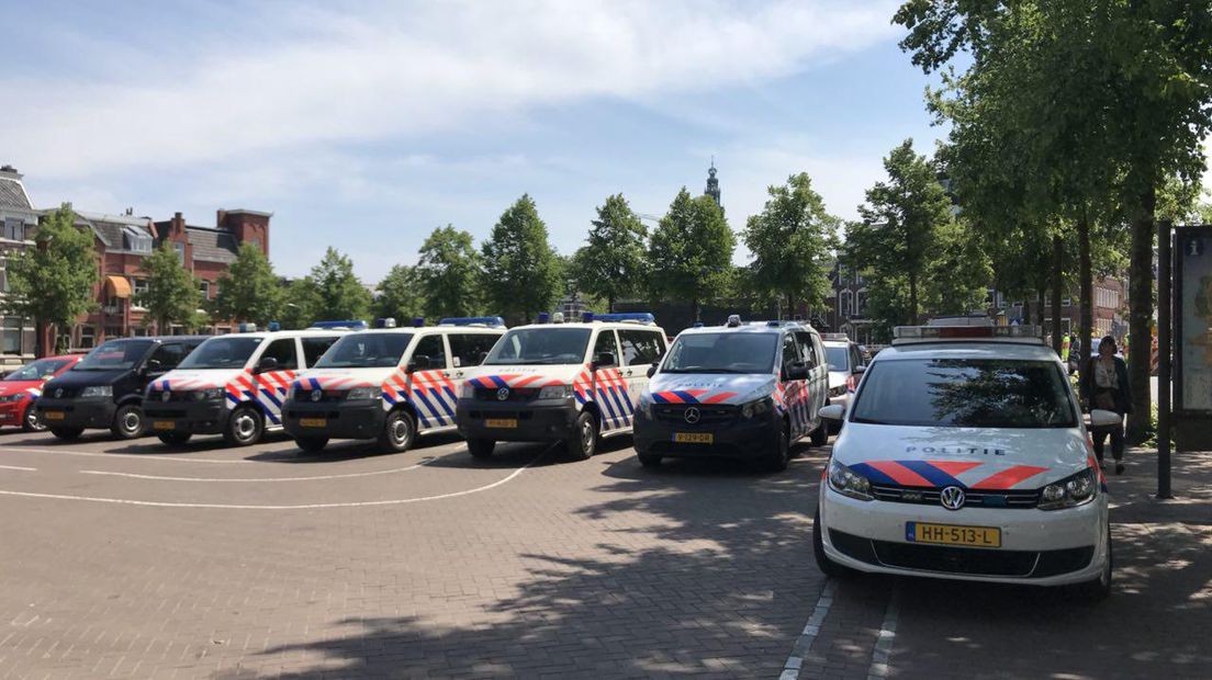 De auto's van de hondenbegeleiders (Rechten: Jeroen Kelderman / RTV Drenthe)