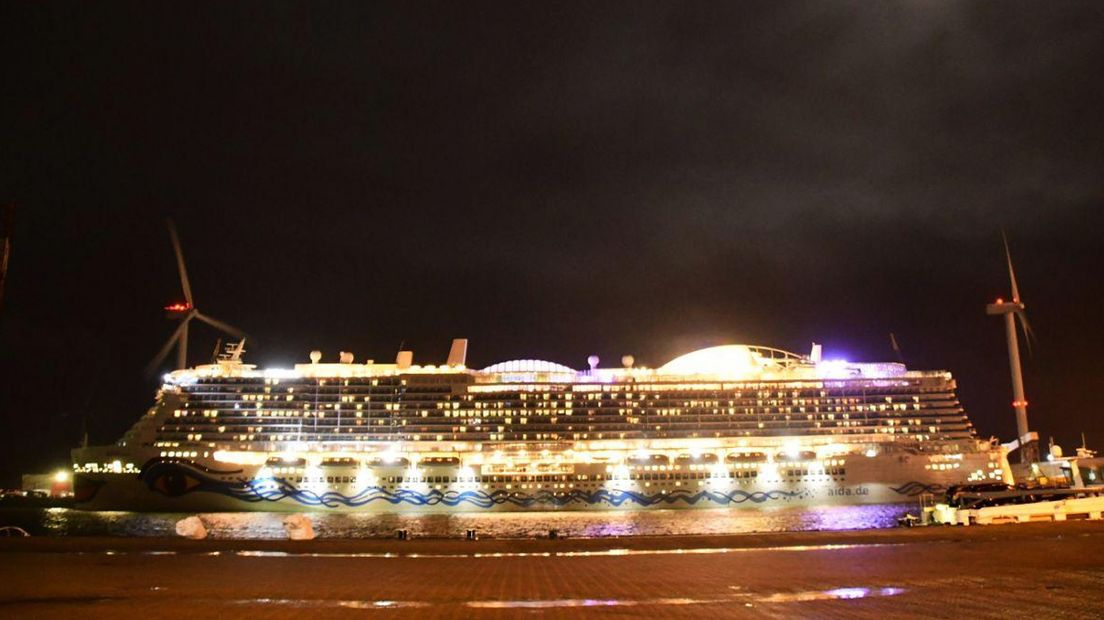 Het cruiseschip AIDAnova in de Eemshaven