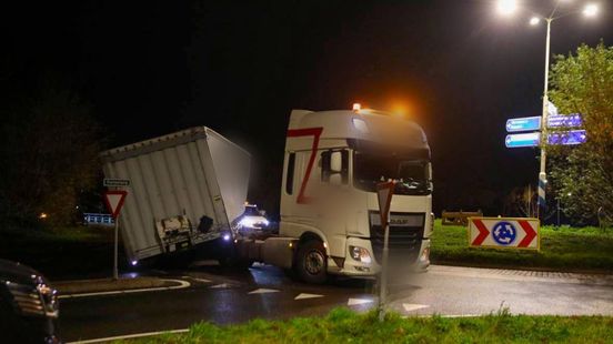 Vrachtwagen verliest oplegger op rotonde