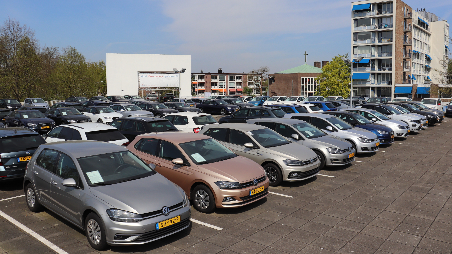 Tweedehands auto's wachten op een koper bij Auto Century