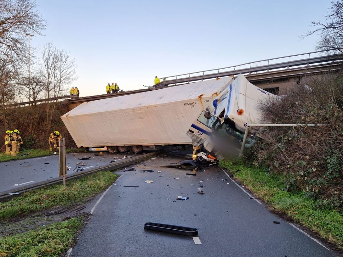 De vrachtwagen die naar beneden is gestort vanaf het viaduct