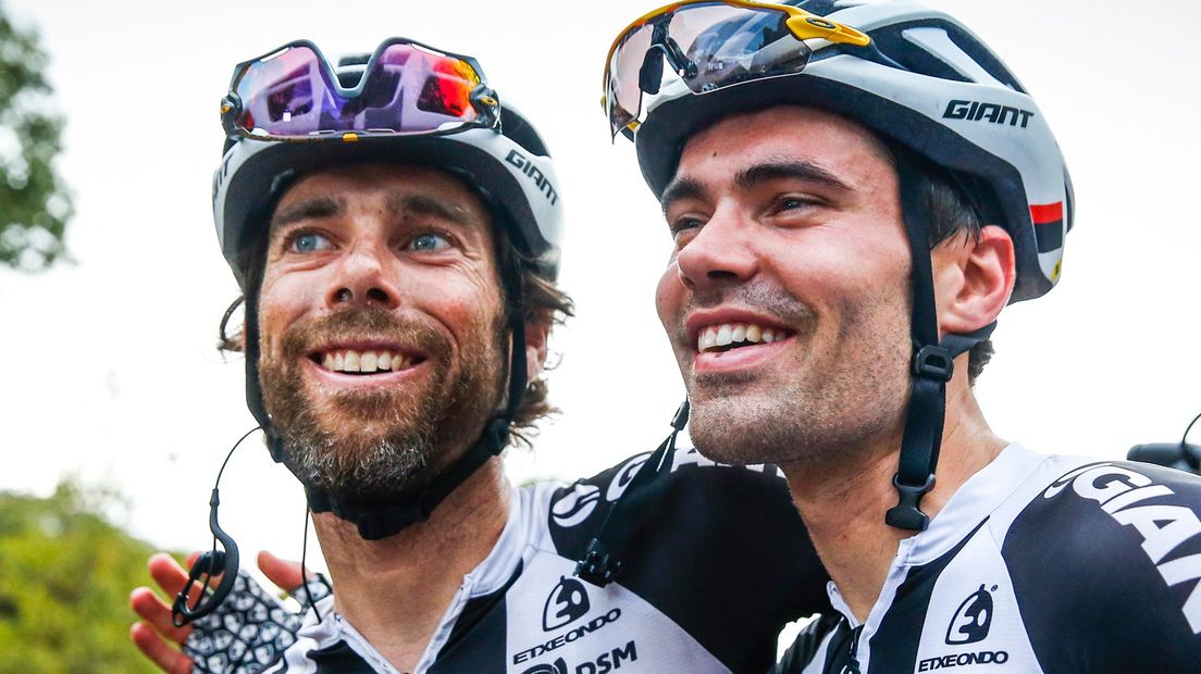 Laurens ten Dam (links) naast kopman Tom Dumoulin