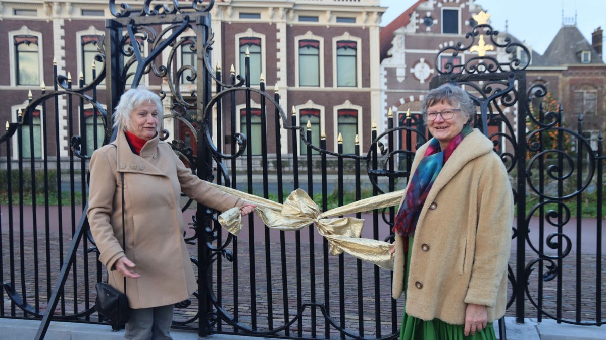 Monumentaal toegangshek in oude glorie hersteld