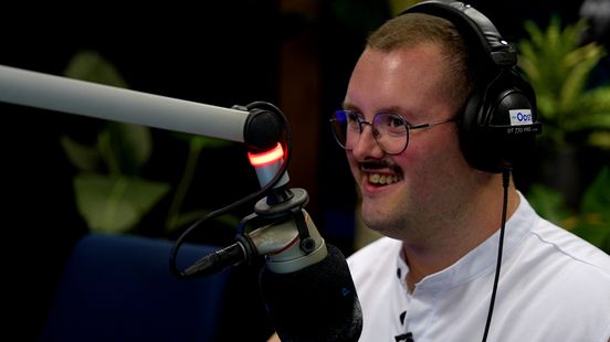 Na het verlies van zijn vader komt Remko's grote radiodroom alsnog uit Home