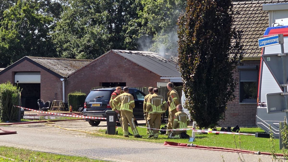 Dikke zwarte rookwolken bij grote brand in loods Melderslo