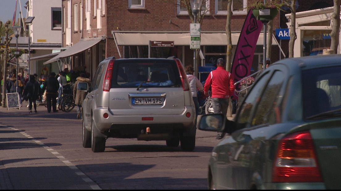 Verkeer moet niet dwars door Domburg (video)