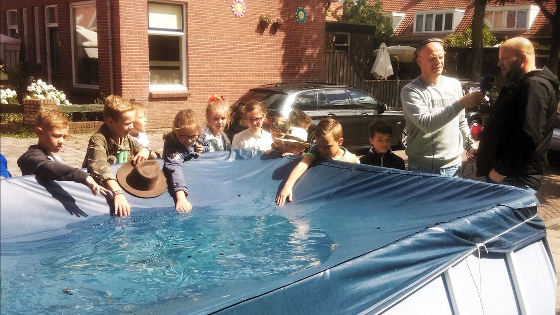 Kinderen en verslaggever Bart Kieft met eigenaar De Vries bij het zwembadje in Deventer