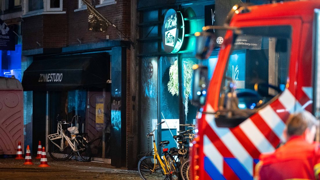 Scherven op de grond na de tweede explosie in de Herestraat in Groningen