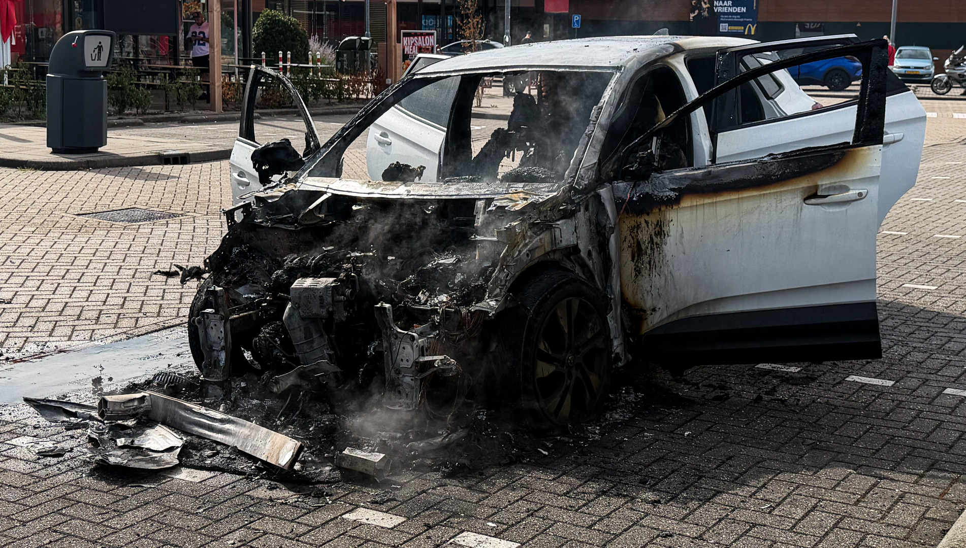 De auto stond vrij snel in lichterlaaie.
