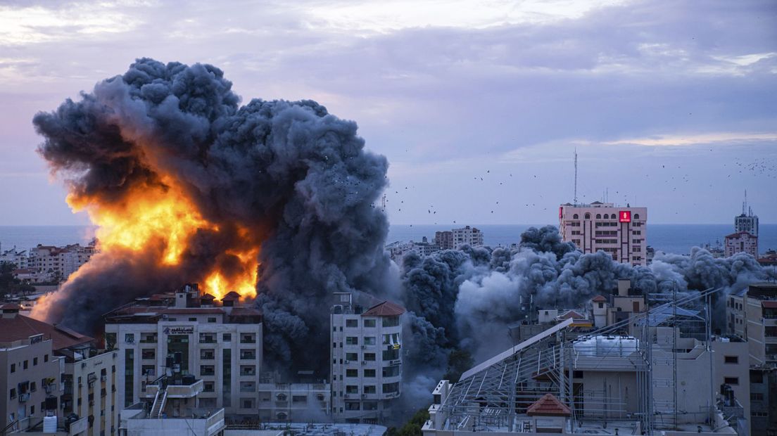 Een Israëlisch bombardement op Gaza-Stad, enkele uren nadat Hamas duizenden raketten afvuurde op Israël.