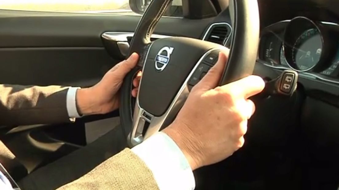 In 'hoogautonome' auto's kunnen de handen van het stuur.