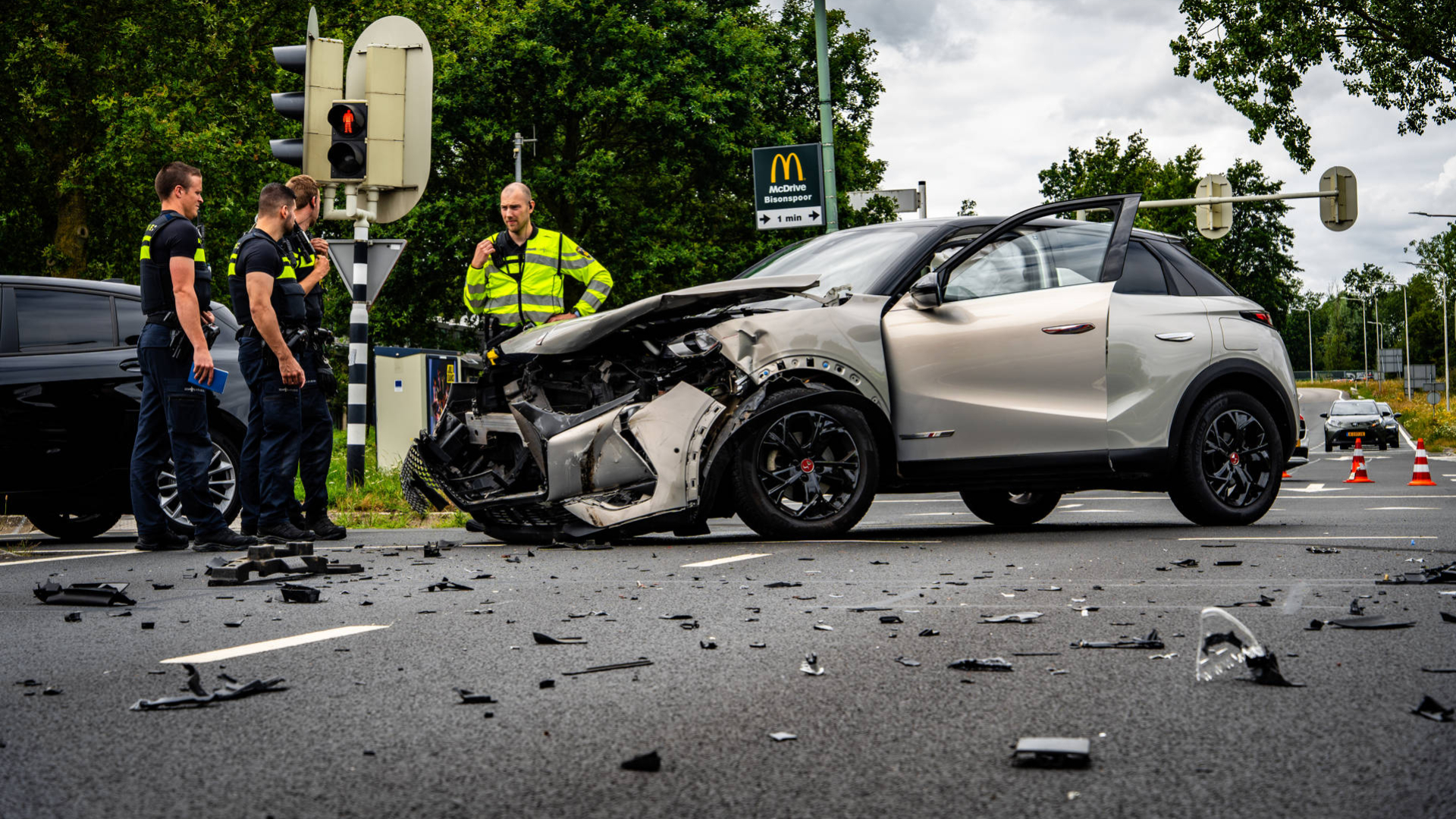 Botsing in Maarssen, brokstukken liggen op de weg