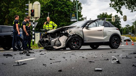 Botsing in Maarssen, brokstukken liggen op de weg. Botsing in Maarssen, brokstukken liggen op de weg.