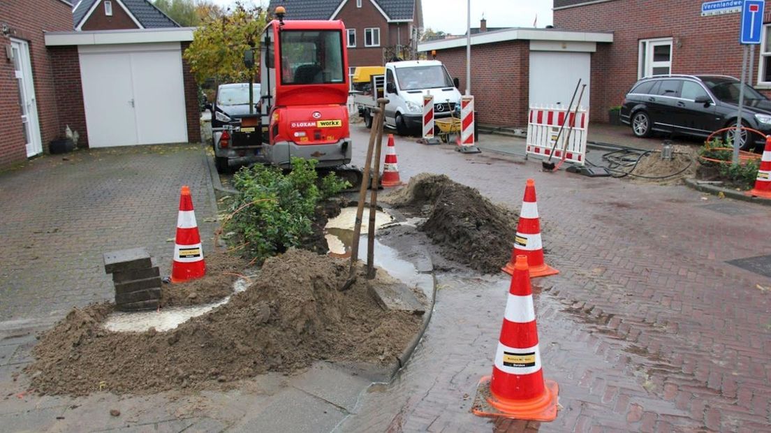 Tientallen huishoudens zonder water in Rijssen nadat waterleiding is geraakt bij werkzaamheden
