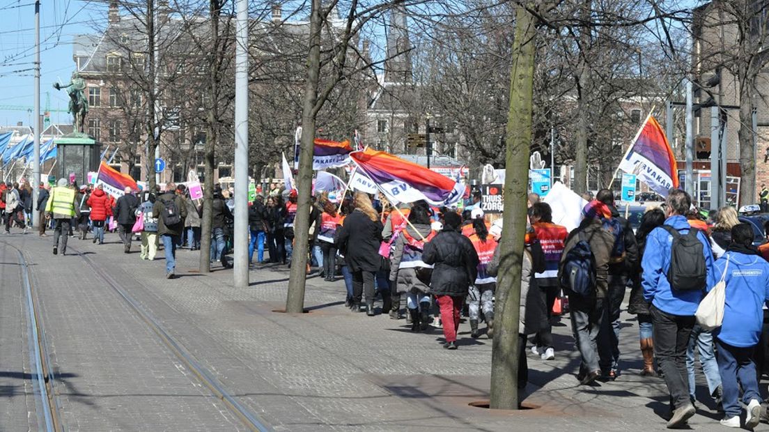 Demonstratie tegen bezuinigingen thuiszorg Den Haag