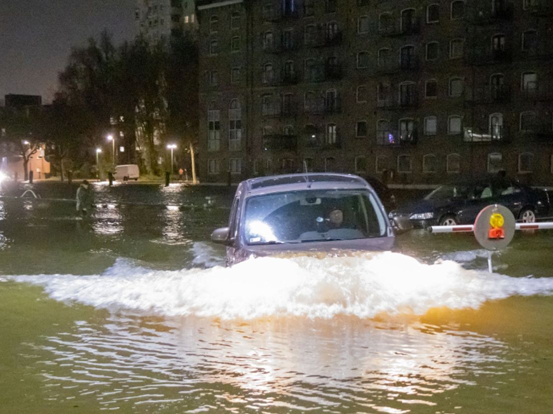 Auto in Vlaardingen rijdt door hoogwater