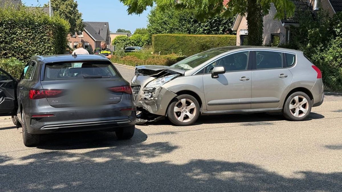 Twee auto's botsen op kruising in Wehl