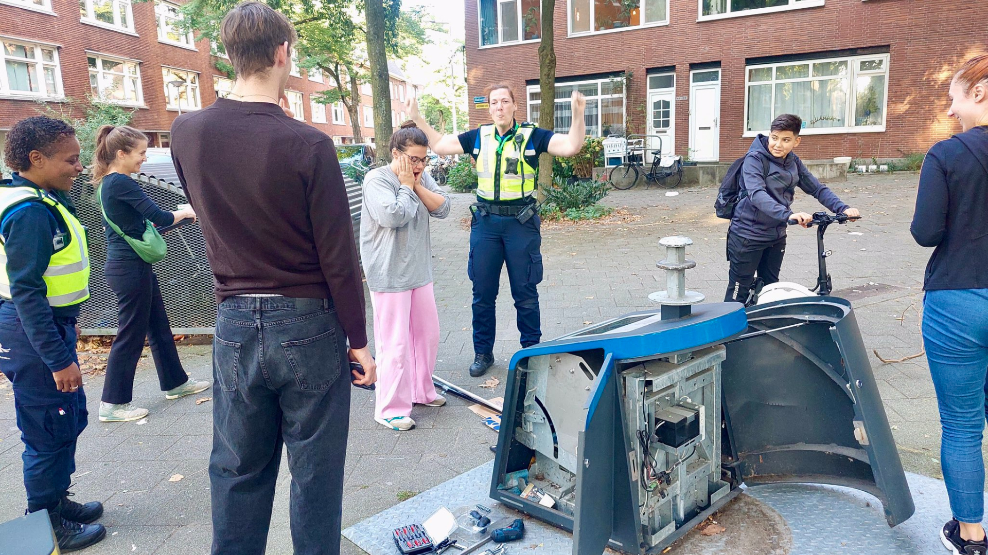 De vrouw liet haar mobiel vallen in een bijna lege papiercontainer.