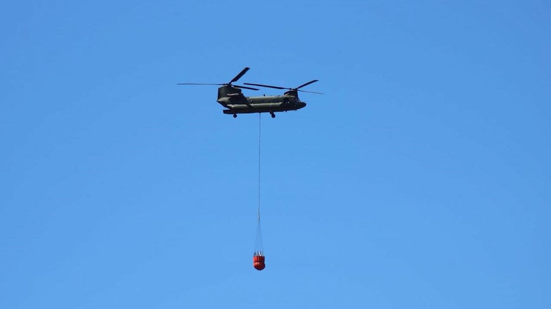 Chinook loost 10.000 liter water per keer op afvalbrand