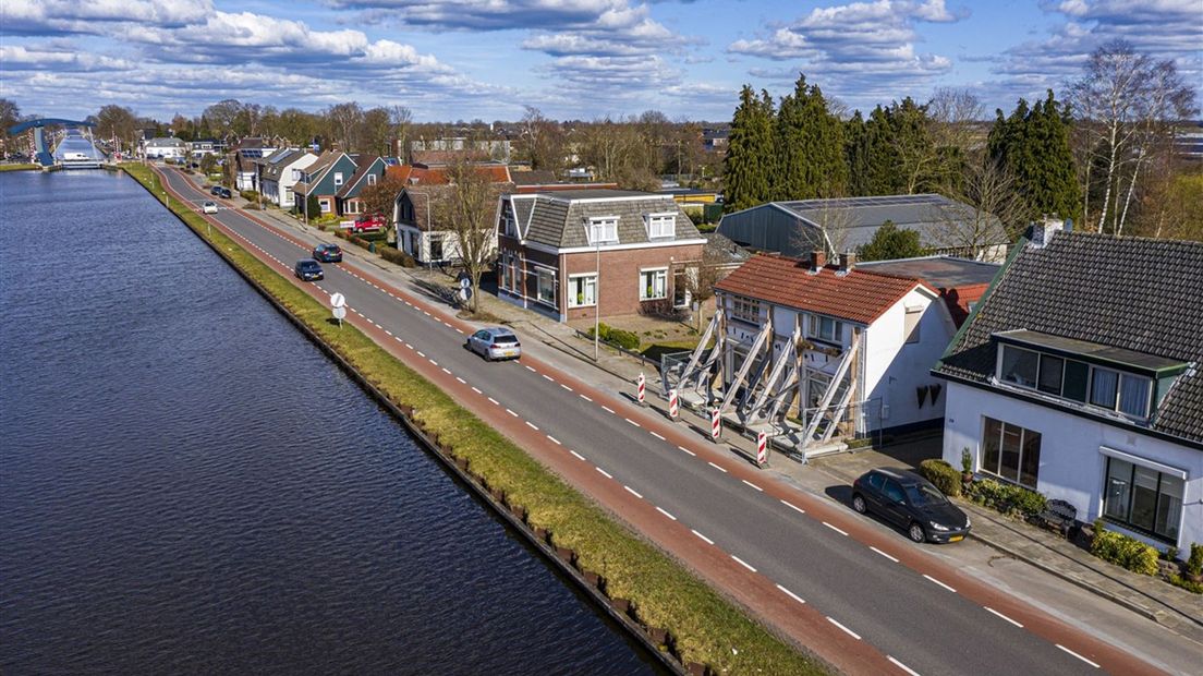 Verzakte woningen langs kanaal Almelo-De Haandrik