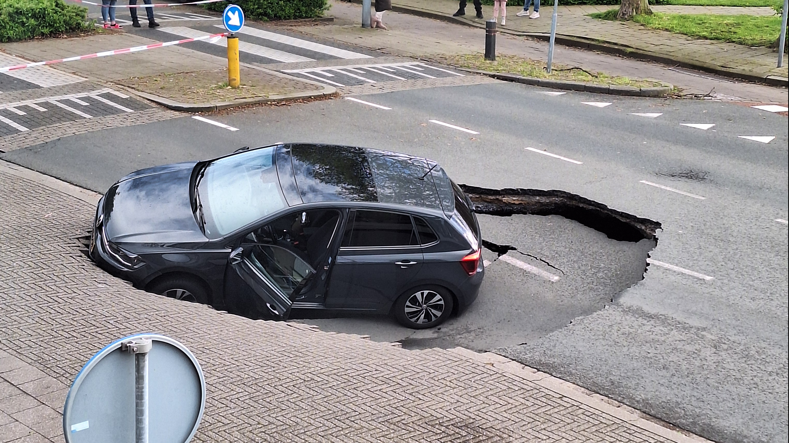 Plotseling een gat in de weg: hoe ontstaat een sinkhole? - L1 Nieuws