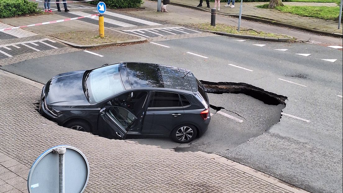 Plotseling een gat in de weg: hoe ontstaat een sinkhole? - L1 Nieuws