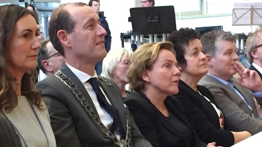 Commissaris van de Koning Ank Bijleveld en burgemeester Schelberg van Hengelo waren aanwezig
