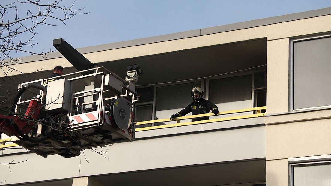 Brandweerlieden bij het appartement in de Buizerdflat (Rechten: Persbureau Meter)
