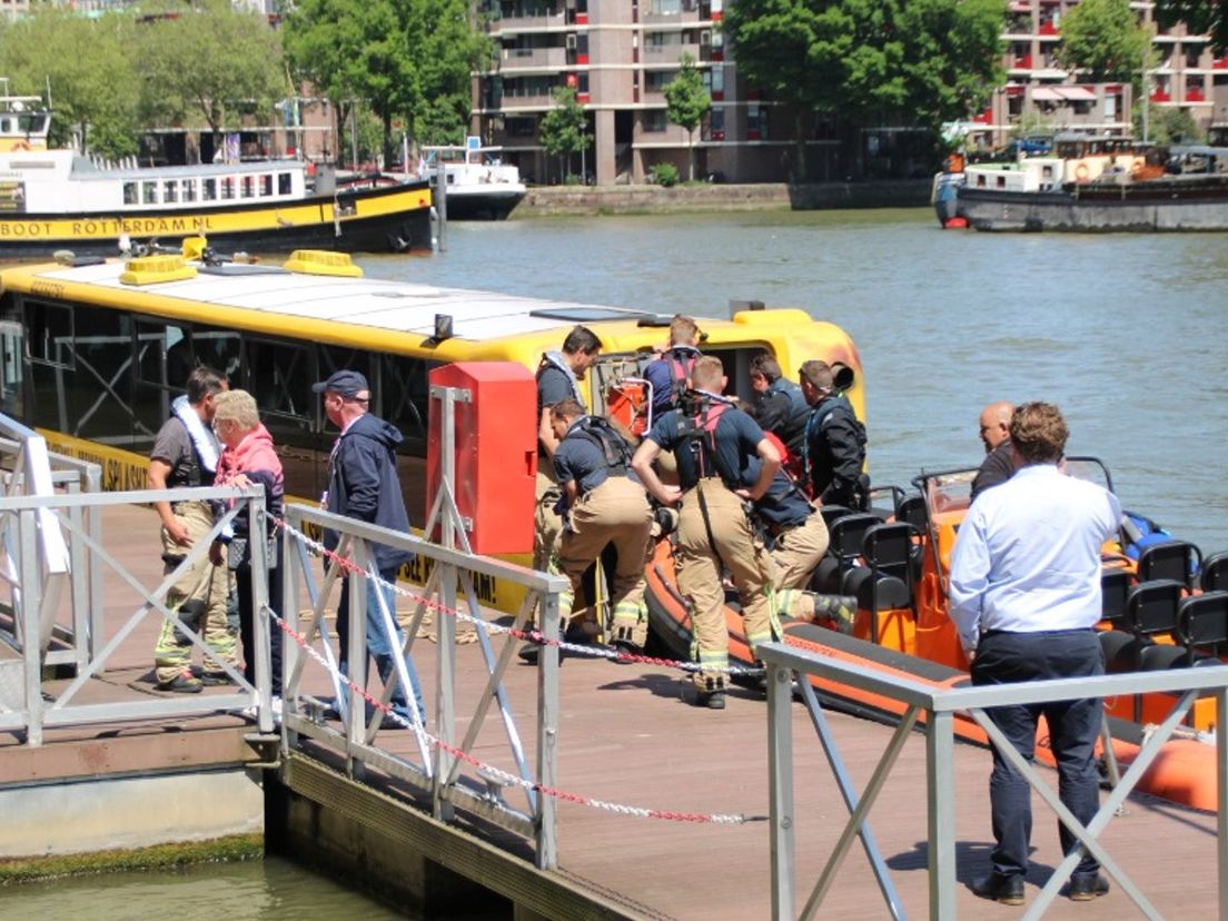 De passagiers van Splashtours moesten vanwege motorpech bij Leuvehaven de varende bus uit.