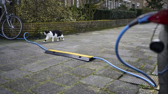 Laadkabel over de stoep mag straks tóch: Den Haag begint proef met speciale tegels Home
