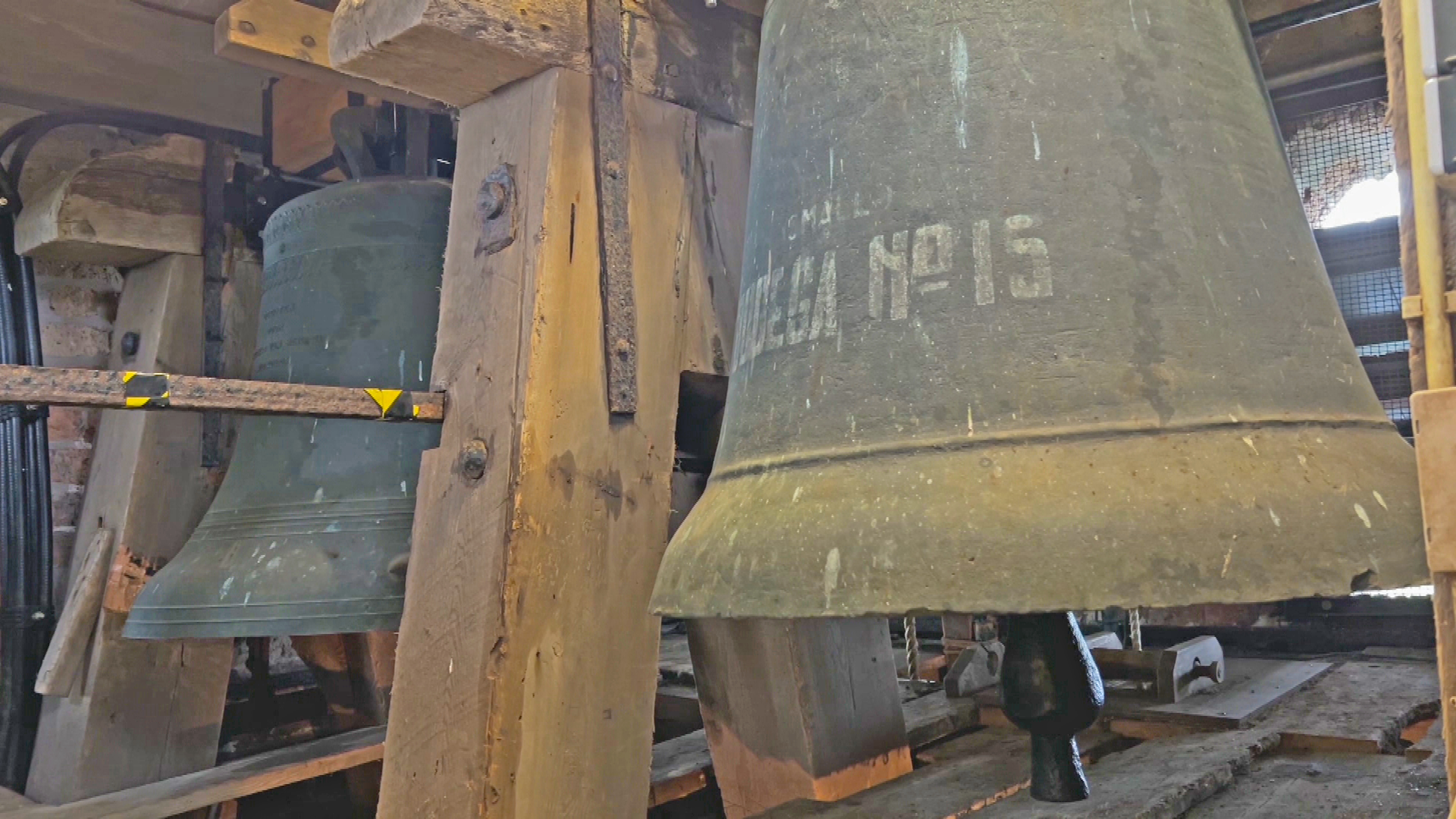De twee monumentale klokken in de kerktoren