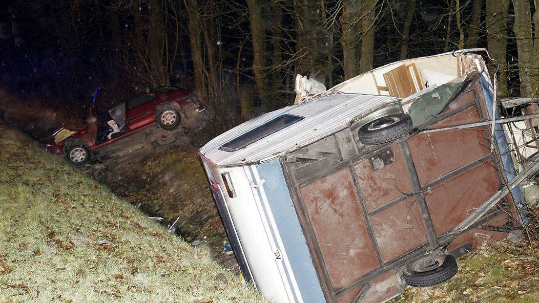 De auto en caravan in  de greppel (Rechten: Van Oost media)